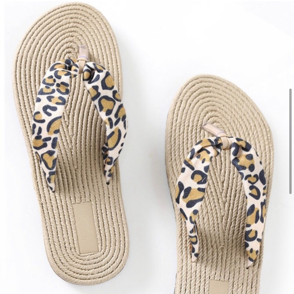 LAST PAIR: Adorable women’s soft leopard strap flip flop sandals - Picture 3 of 8